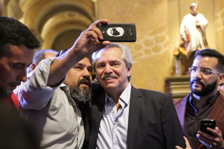 Alberto Fernández se fotografió con un algunos asistentes