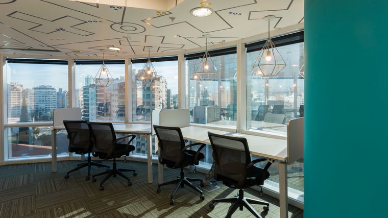 Los puestos en espacios abiertos colaborativos son los más económicos.