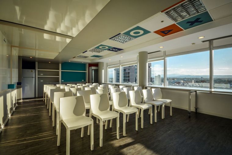 Los usuarios del coworking tienen acceso a salas de reuniones y capacitación.