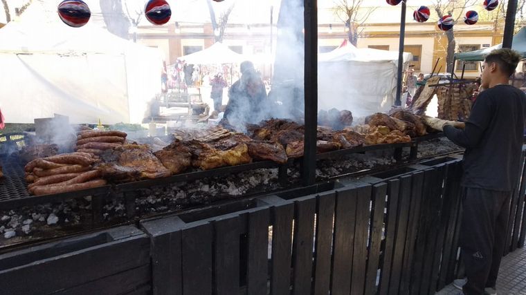Fiesta de la hermandad en la plaza Chile de Mendoza