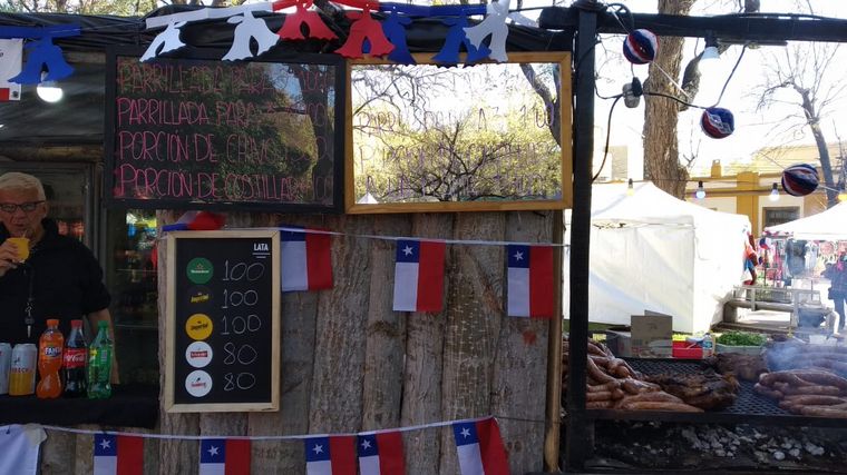 Fiesta de la hermandad en la plaza Chile de Mendoza
