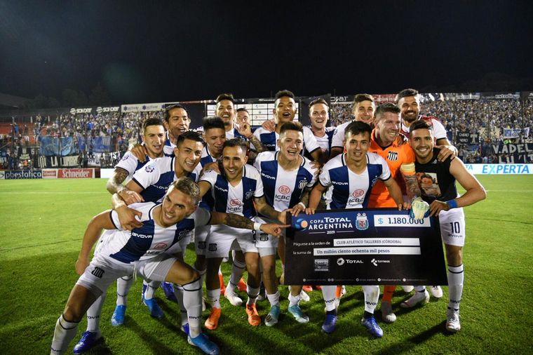 Los jugadores de Talleres, con el premio tras la clasificación.