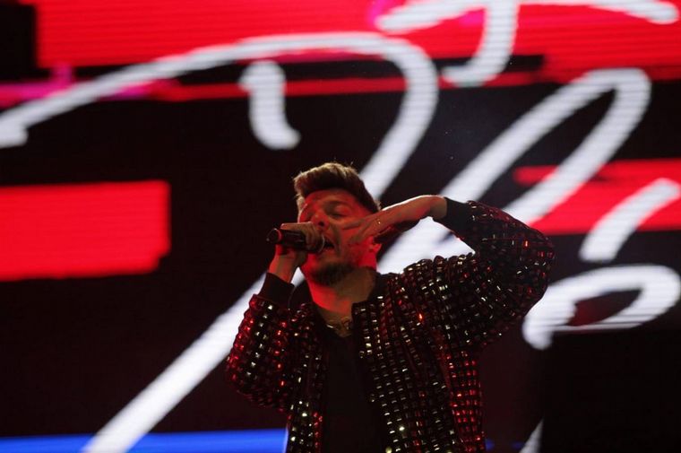 Damián Córdoba hizo bailar a la multitud pasada la medianoche.