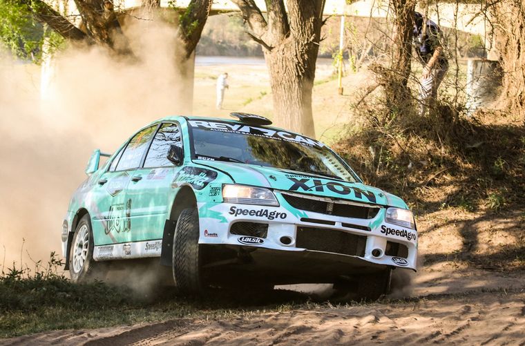 La contundencia de Klus-Klus con el Mitsubishi en Laguna Larga. Gent.R.Carletti