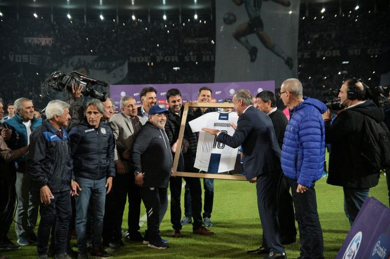FOTO: Andrés Fassi le entregó una camiseta de Talleres a Maradona.