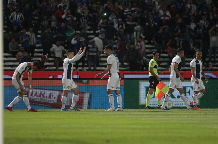 FOTO: Los jugadores de Talleres celebran la apertura del marcador.