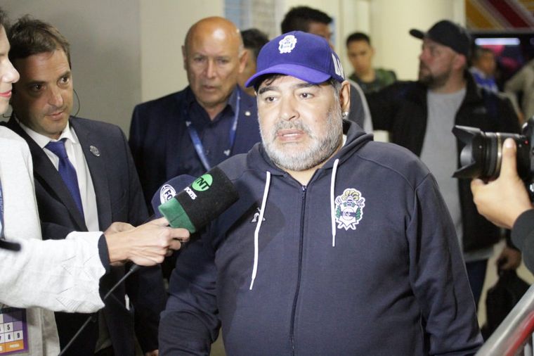 FOTO: Maradona se fundió en un gran abrazo con "El Cacique" Medina, DT de Talleres.