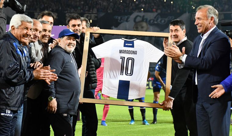 FOTO: "El Diego" tuvo una recibida inolvidable de parte de la "T".