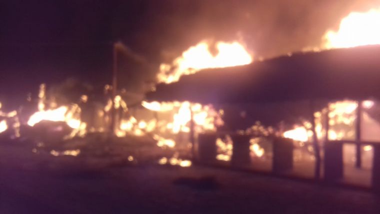 FOTO: Es un incendio cerca de las 5 de la mañana en la Feria de Simoca