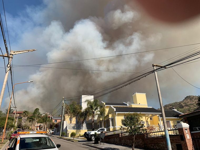 FOTO: Las llamas se extienden detrás del boliche Keops y del hotel Eleton.
