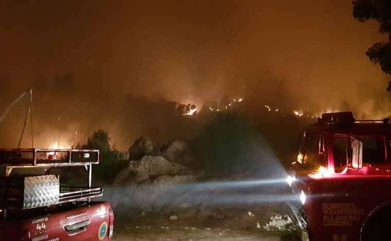 FOTO: Sigue la lucha contra los incendios en Punilla.