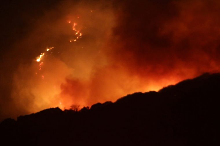FOTO: Sigue la lucha contra los incendios en Punilla.