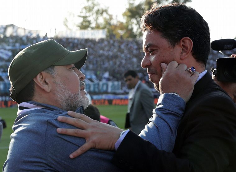 Diego Maradona y Marcelo Gallardo se saludaron antes del partido.