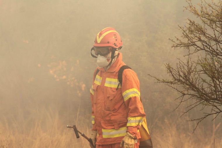 Los bomberos combaten los incendios en las sierras (Foto de archivo)