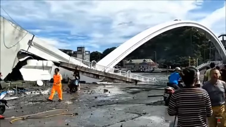 FOTO: El puente de 140 metros de largo se encuentra en Nanfangao.