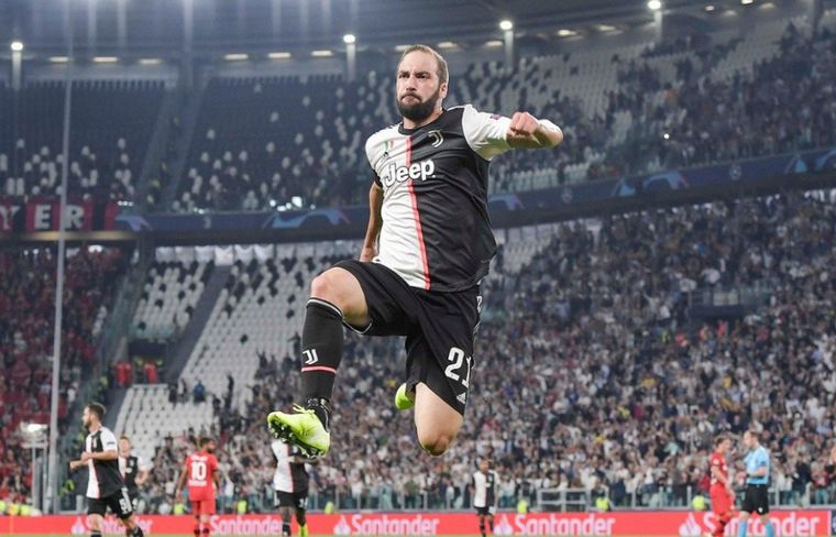 Higuaín, a punto de pegar el salto y dejar Italia.