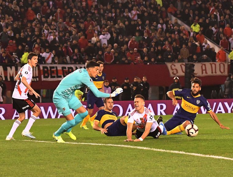 Mas cargó contra Borré y el árbitro sancionó el penal con el VAR.