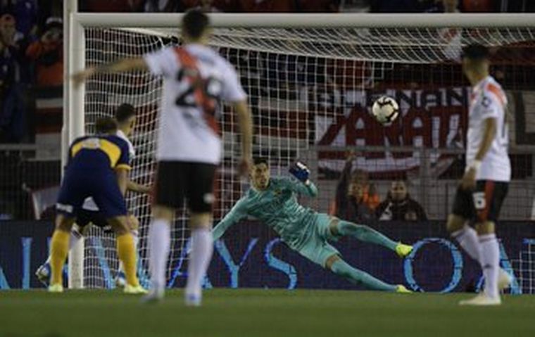 Santos Borré abrió el marcador tras un penal sancionado con el VAR.