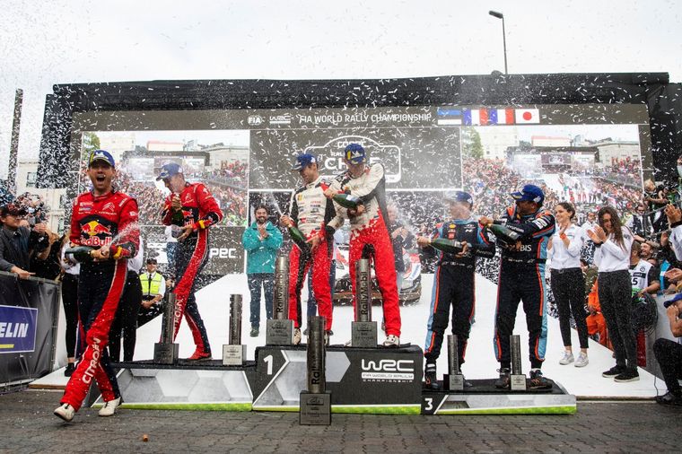 Por ahora, el podio del WRC tiene este orden: arriba, Tänak, 2° Ogier