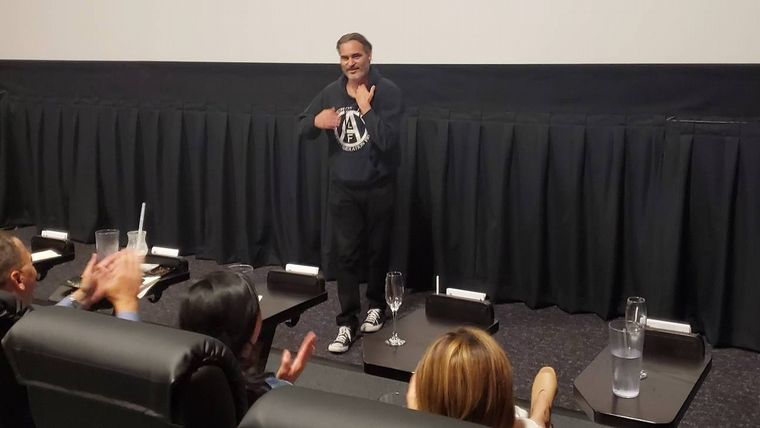FOTO: Joaquin Phoenix sorprendió a sus fans en el cine.