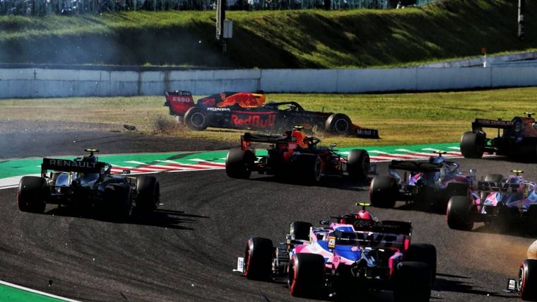 FOTO: Bottas se mete primero en la curva 1 tras pasar a Vettel en la largada