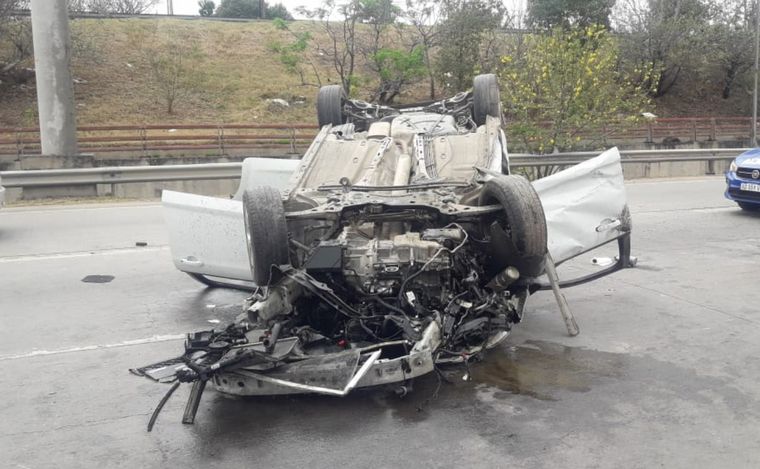 El Ford Focus quedó con las ruedas hacia arriba (Por Alberto Mansilla)