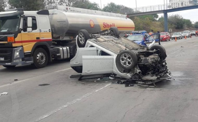 El Ford Focus quedó con las ruedas hacia arriba (Por Alberto Mansilla)