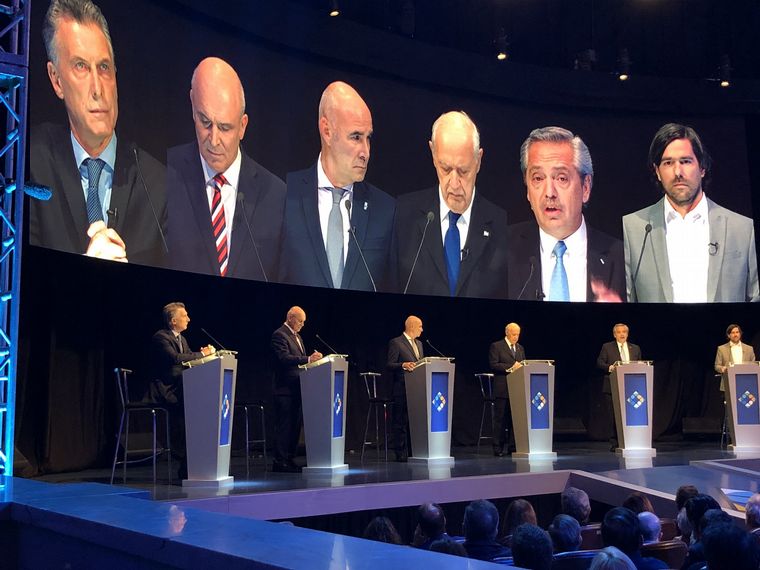 Los candidatos, en el paraninfo de la Universidad Nacional del Litoral. 