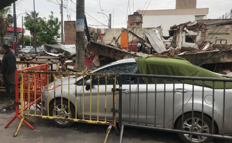 Se registraron daños en autos y viviendas colindantes.