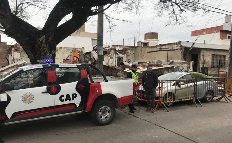 Se registraron daños en autos y viviendas colindantes.