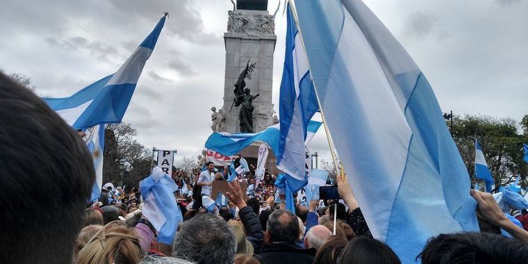 El mandatario se encuentra con miles de seguidores en la capital entrerriana.