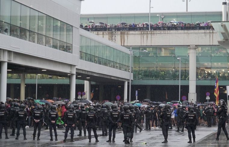 Manifestantes bloquearon accesos al aeropuerto de Barcelona (Foto: @eldiarioes)