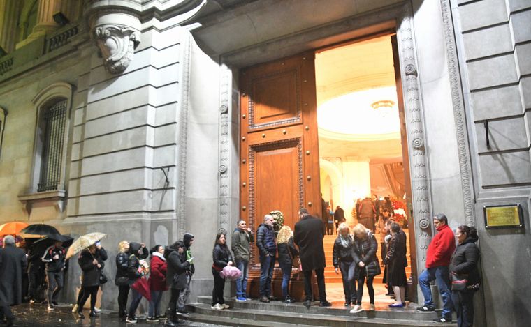 Seguidores de Cacho Castaña lo despiden en la Legislatura porteña.