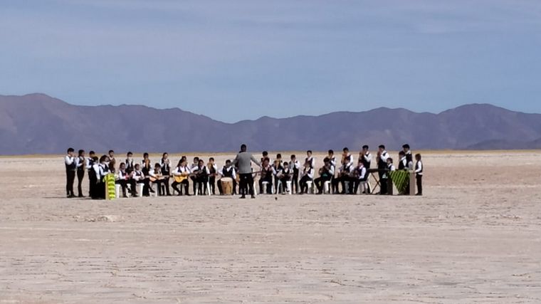 FOTO: El Himno Nacional Argentino sonó en Las Salinas Grandes.