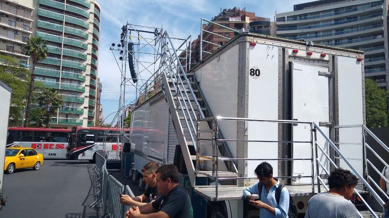 Los preparativos para el acto de cierre de campaña de Macri en Córdoba.