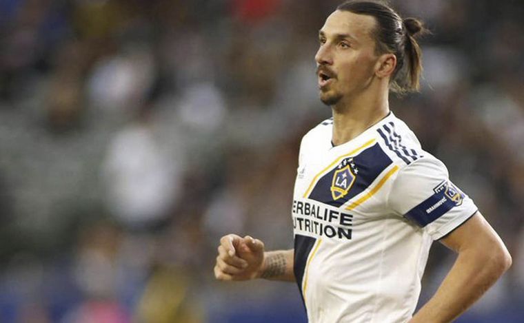 Zlatan Ibrahimovic le hizo un gesto obsceno a la hinchada