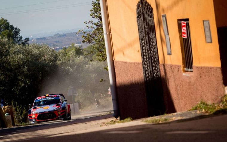 Thierry Neuville volvió a ser puntero y tener chances de luchar el WRC