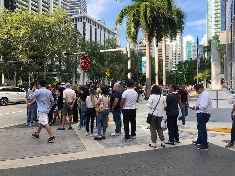 Argentinos votan en Miami, Estados Unidos.