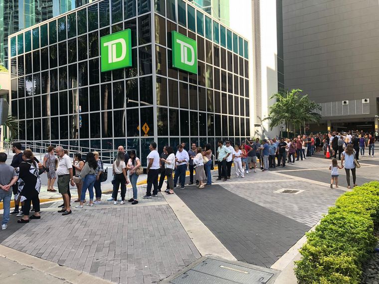 Argentinos votan en Miami, Estados Unidos.