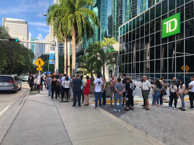 Argentinos votan en Miami, Estados Unidos.