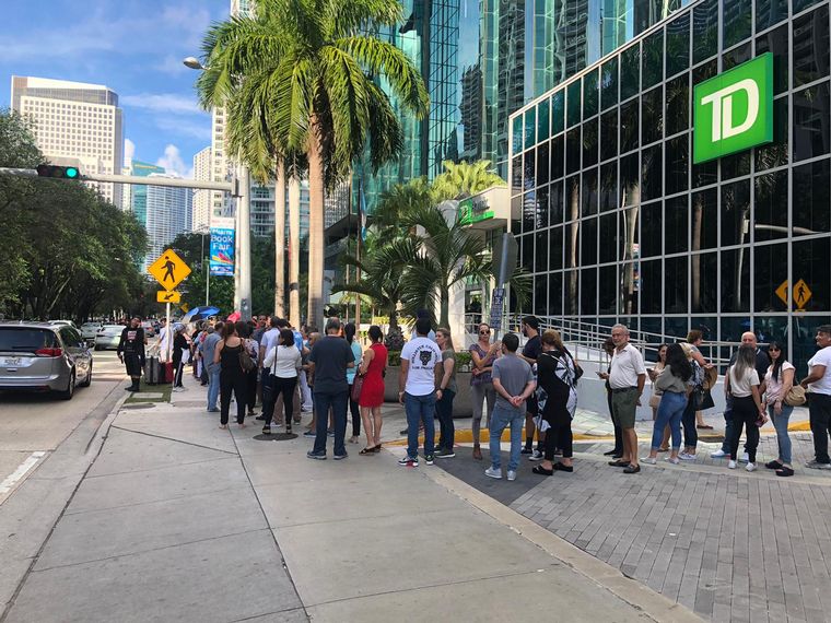 FOTO: Argentinos votan en Miami, Estados Unidos.