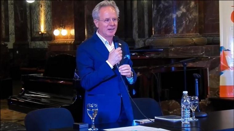 Tras recibir su diploma "Honoris Causa", Pagani dio un breve pero conmovedor discurso