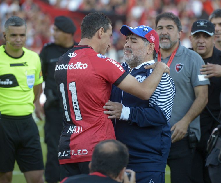 Maxi Rodríguez y un emotivo abrazo con Maradona.