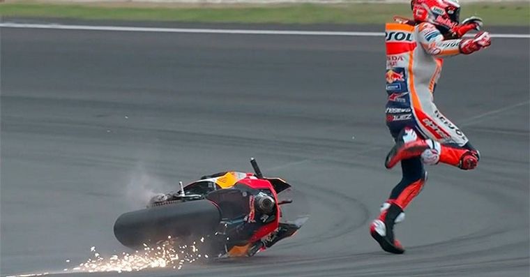 FOTO: Marc Márquez sale despedido de su Honda en la curva 10