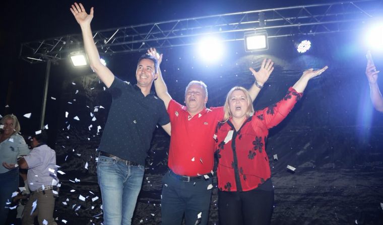 Benedetti celebró el triunfo junto con el vicegobernador electo.
