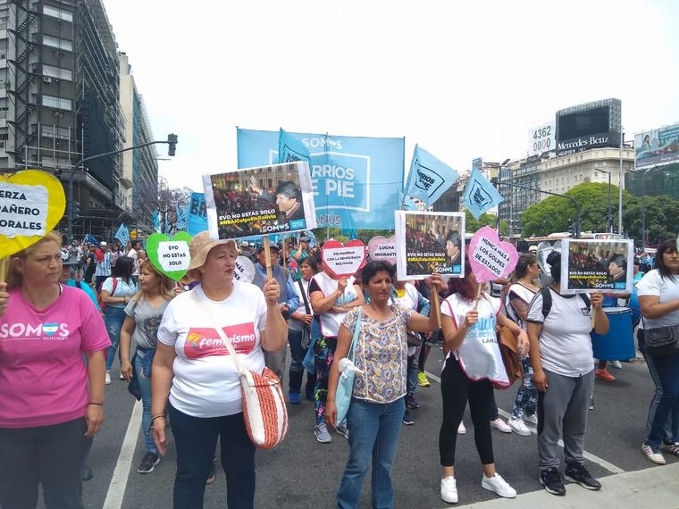 Movimientos sociales marchan al Obelisco en apoyo a Evo Morales