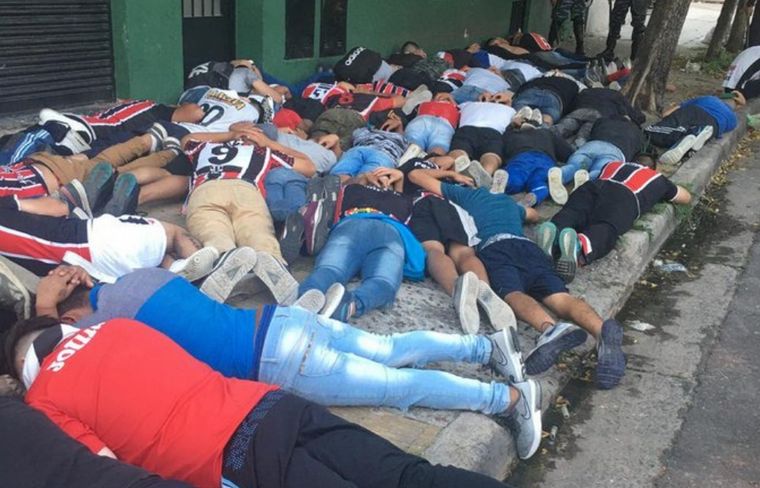 Casi 100 hinchas de Chacarita fueron detenidos (Foto: Sportscenter)