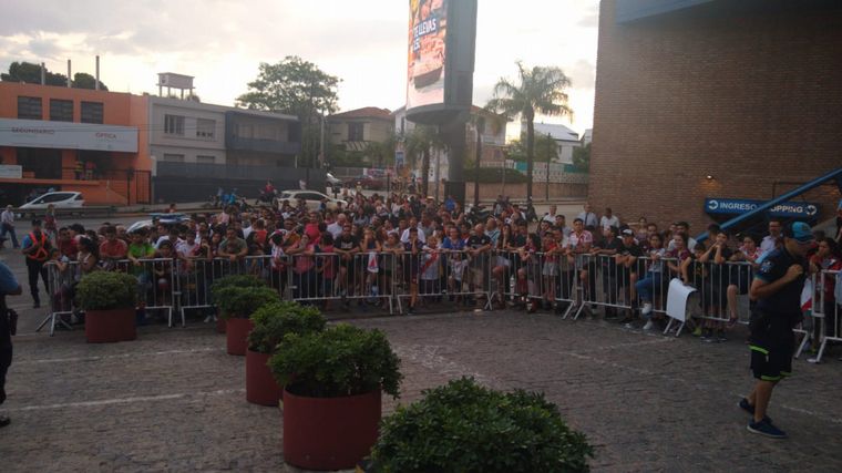 Un multitud esperó al plantel en las puertas del Sheraton.
