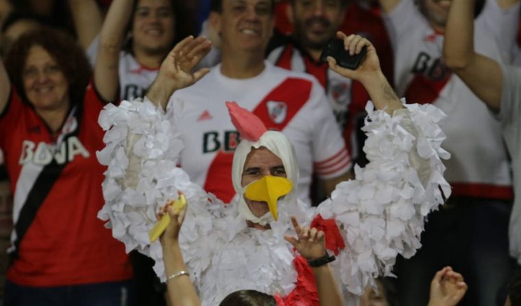 River, ante Estudiantes de Buenos Aires en el Kempes