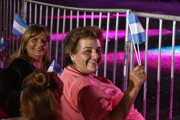 Banderas celestes y blancas en el aire, tradición patriótica